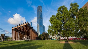 藝術公園位於西九文化區的西邊，西九文化區匯合藝術、教育和消閒設施，是多姿多彩的海濱文化區。